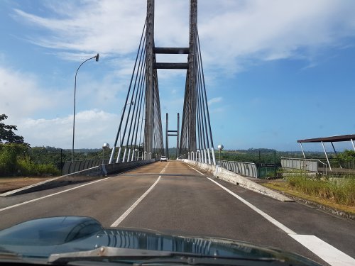 sur le pont qui enjambe l'Oiapoque